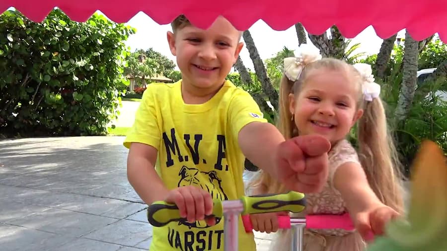 ماجراهای دیانا و روما - بازی دیانا و روما در بستنی فروشی